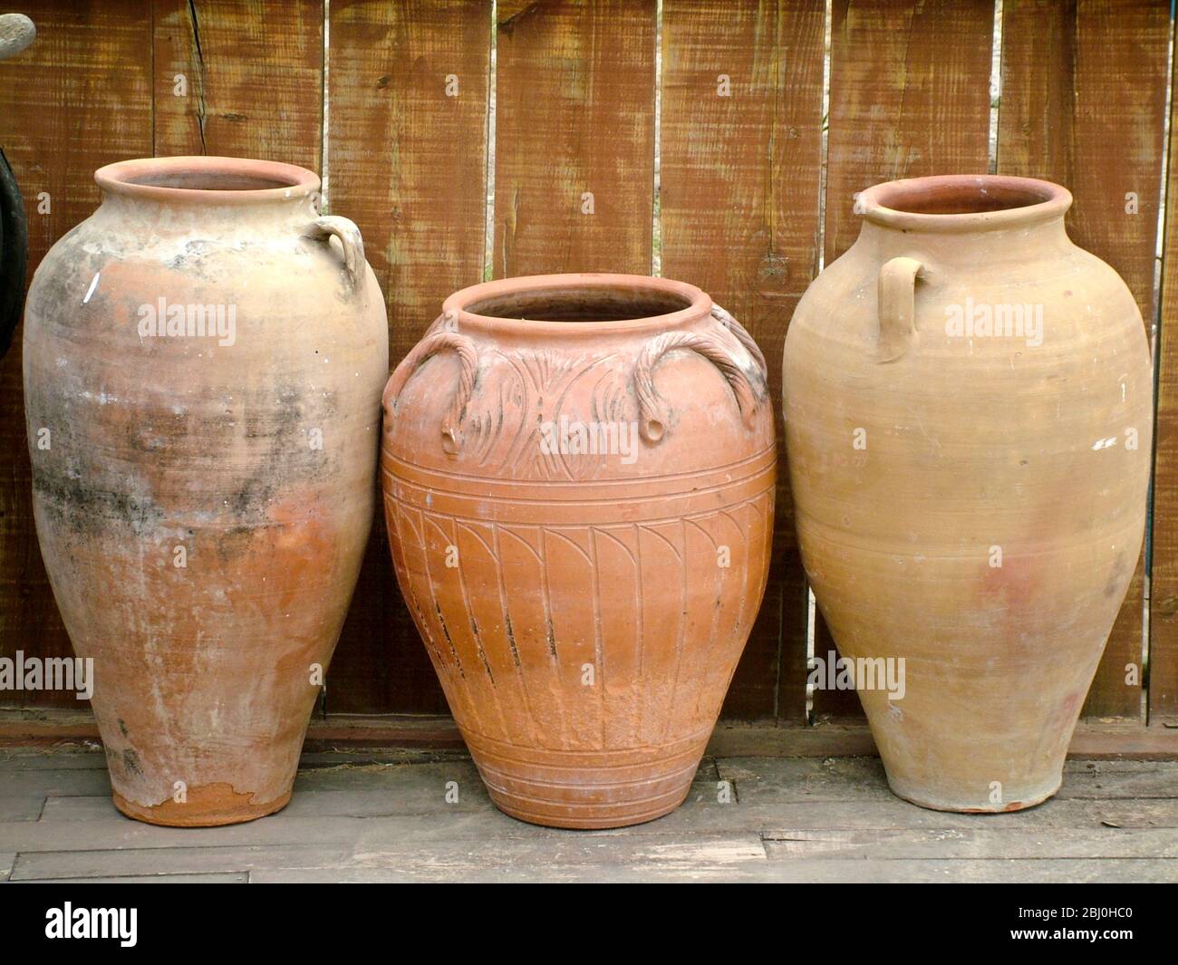 Tre grandi vasetti di terracotta fuori caffè in Turchia - Foto Stock