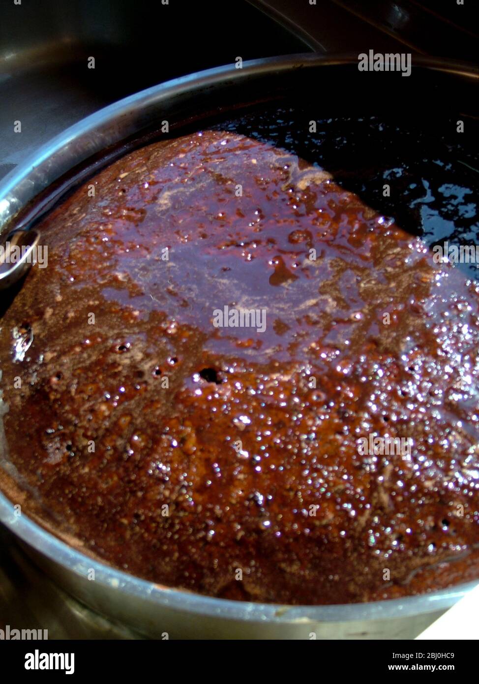 Ricca torta di cioccolato appiccicosa cotta a bordo del gulet Turco, con sciroppo di cioccolato per un'ulteriore goiness. - Foto Stock