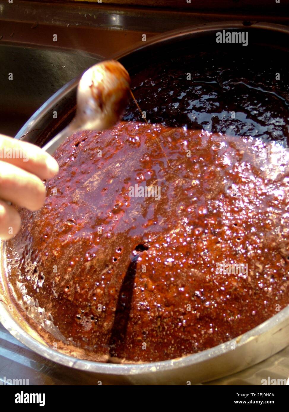 Ricca torta di cioccolato appiccicosa cotta a bordo del gulet Turco, con sciroppo di cioccolato per un'ulteriore goiness. - Foto Stock