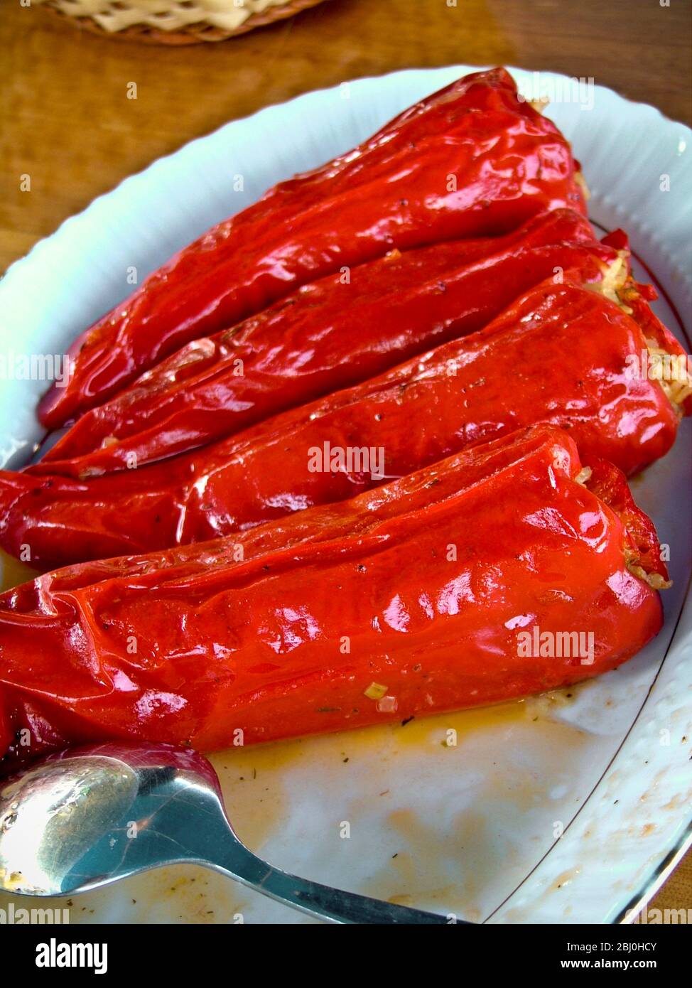 Peperoni rossi ripieni serviti a bordo di gulet al largo della costa turca meridionale - Foto Stock