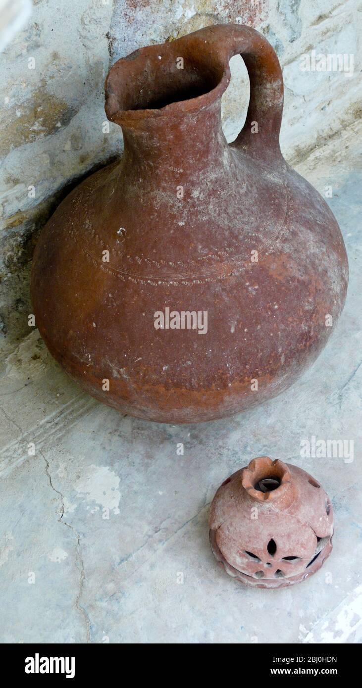 Vecchia caraffa in terracotta in pietra nicchia in cortile a Cipro - Foto Stock