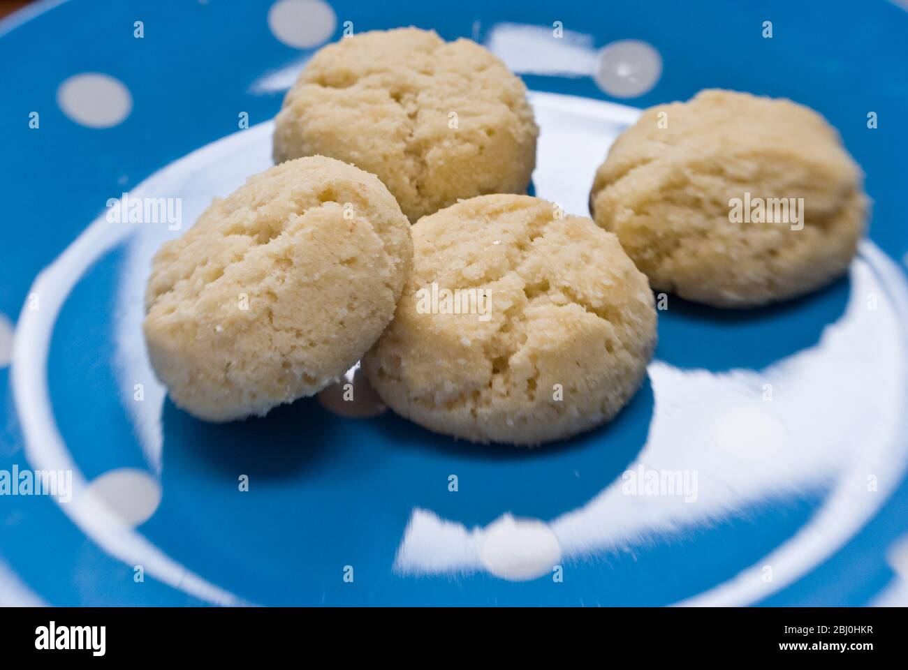 Biscotti per momenti di fusione su piatto bianco e blu - Foto Stock