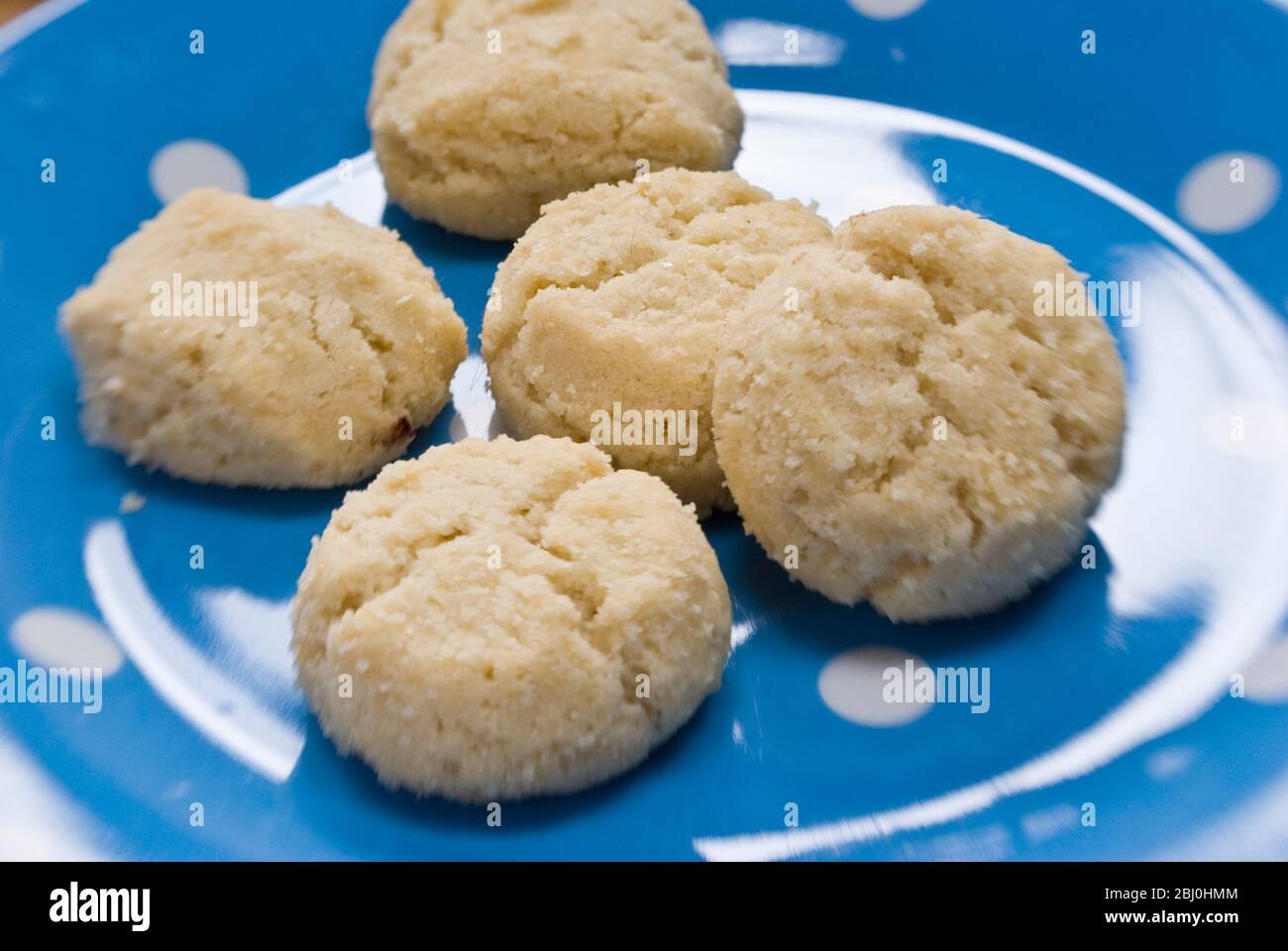 Biscotti per momenti di fusione su piatto bianco e blu - Foto Stock
