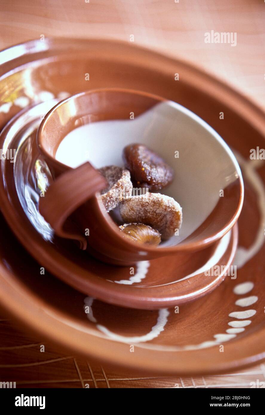 Pila di pentole in terracotta fatte a mano con decoro a scivoli con fichi secchi - Foto Stock