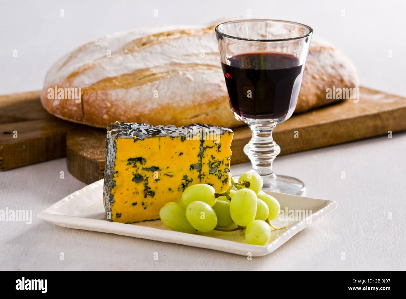 Blacksticks Blue Cheese di Lancashire UK, con uva, vino rosso e pane crosty - Foto Stock