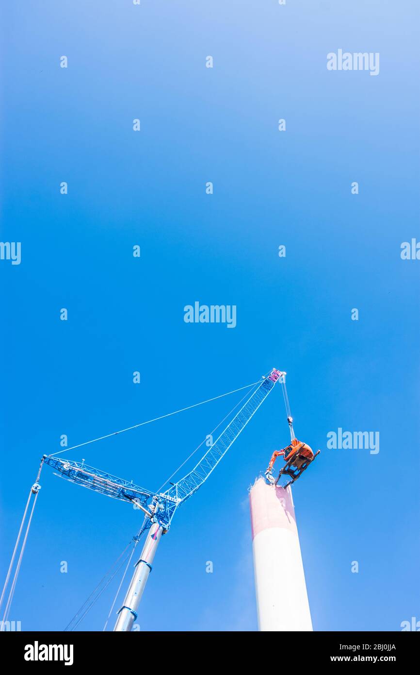 Vienna: Demolizione del camino dell'impianto di riscaldamento urbano di Kagran che non è più utilizzato con un 'escavatore volante'. Le macerie finiscono in essi Foto Stock