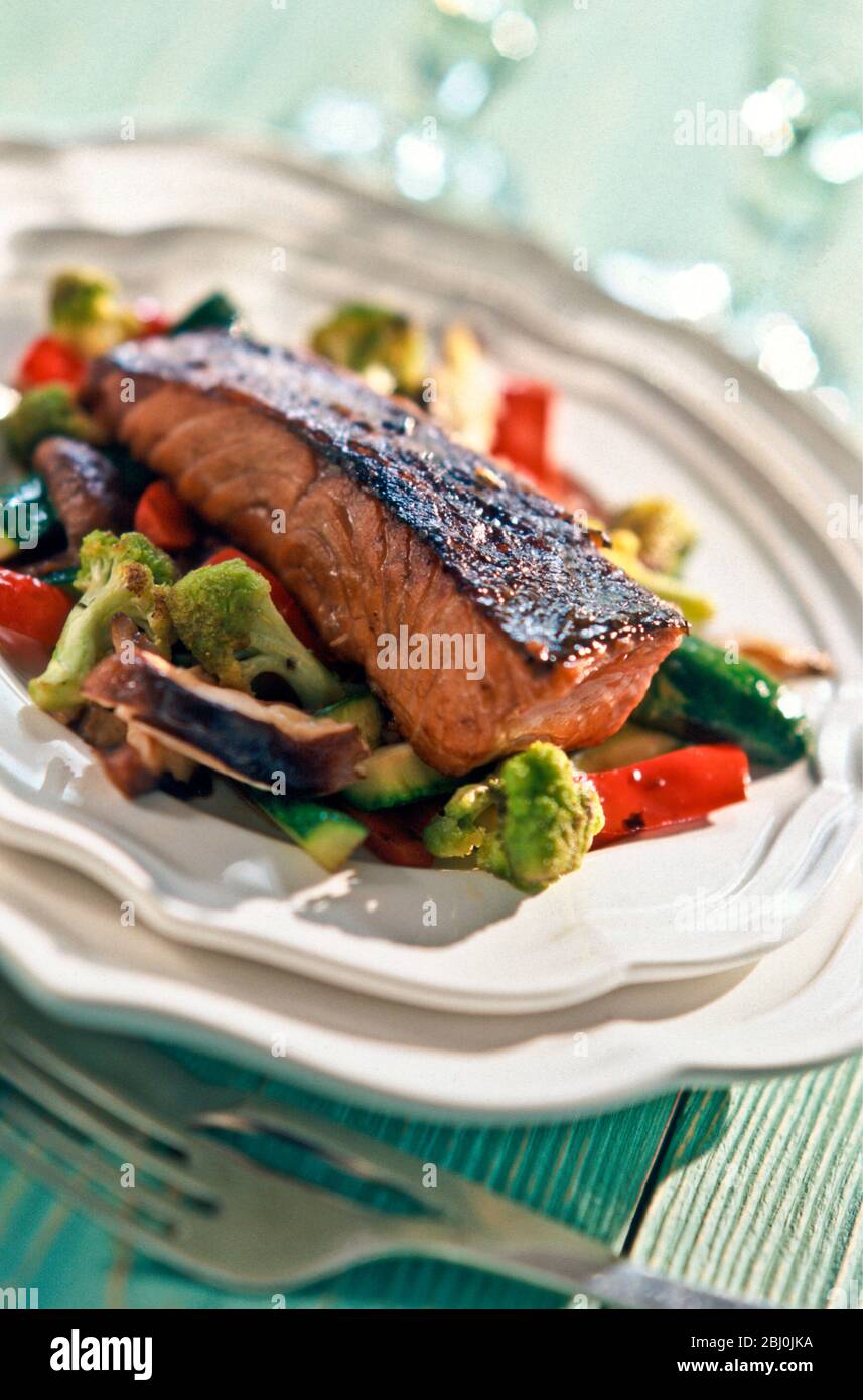 Filetto di salmone alla griglia su verdure miste - Foto Stock
