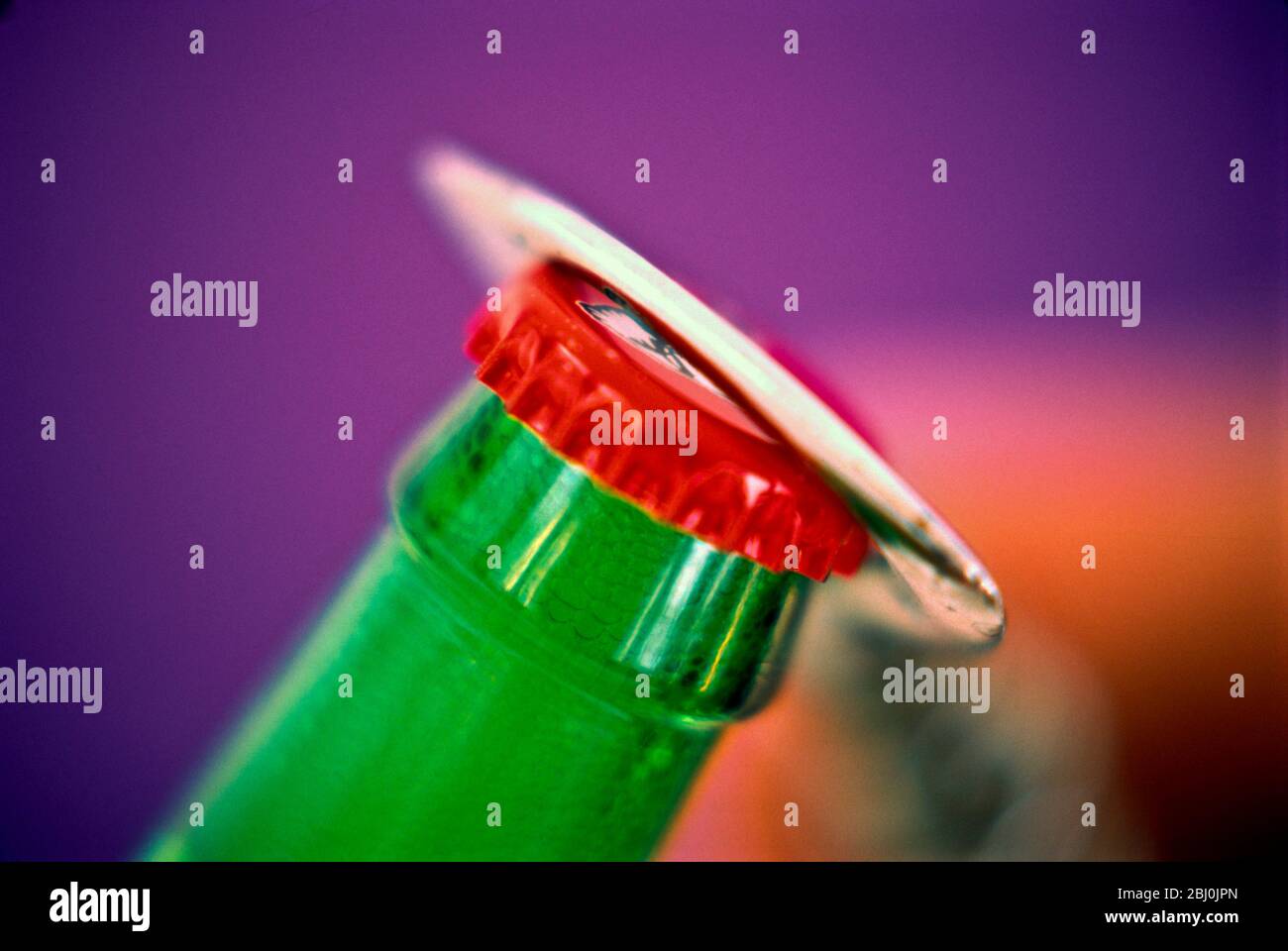 Apribottiglie che rimuove il tappo dalla bottiglia di birra - Foto Stock