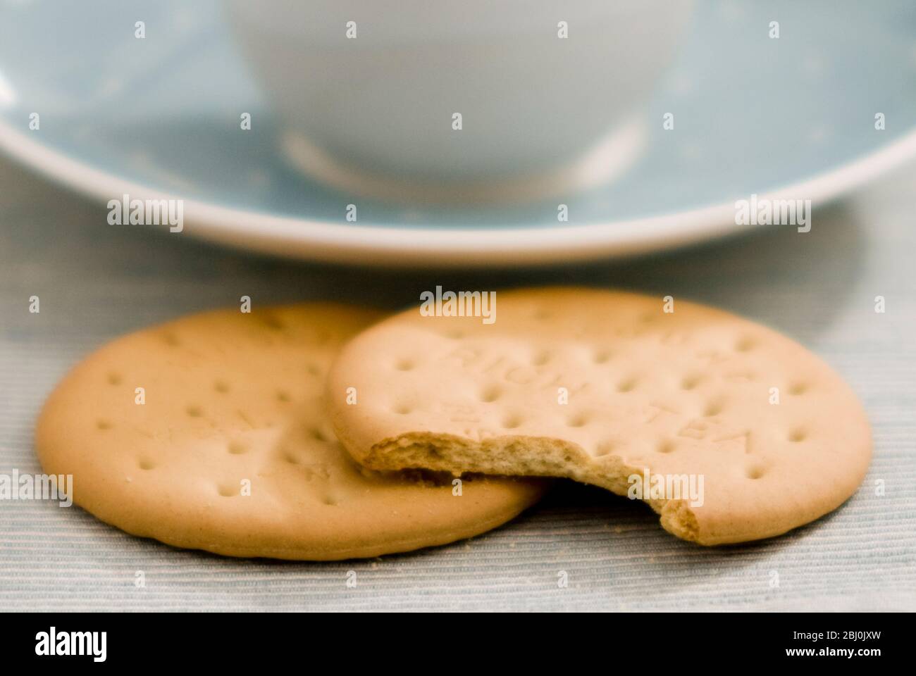 Ricchi biscotti da tè con una tazza di tè - Foto Stock