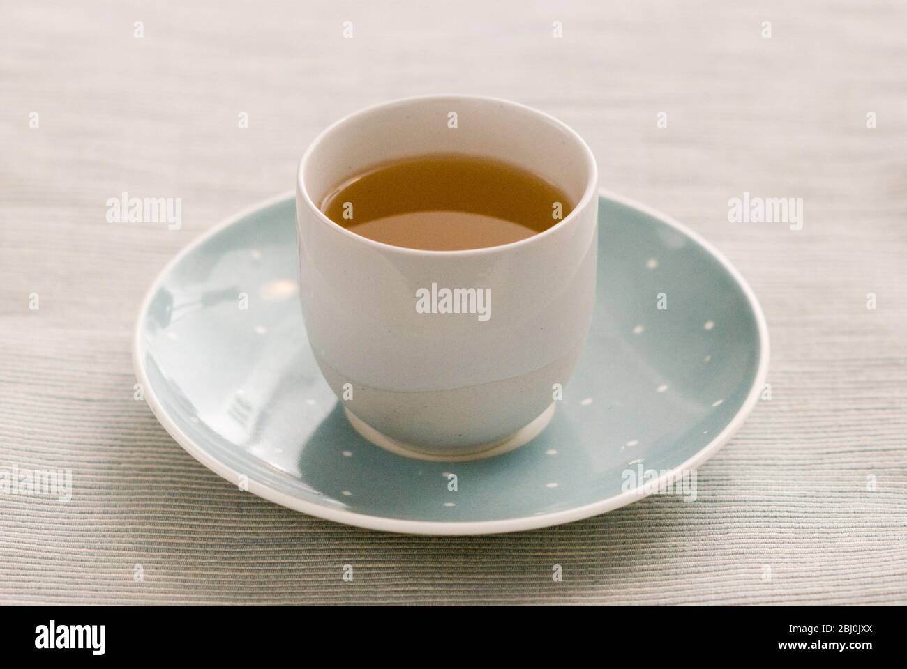 Piccola tazza di tè in porcellana bianca - Foto Stock