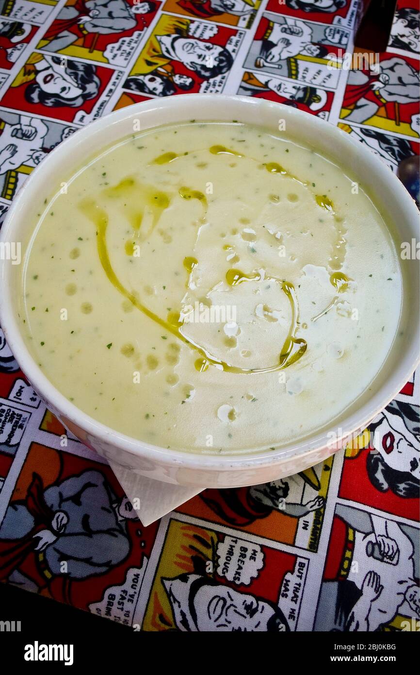 Ciotola di pollo e zuppa di limone con olio d'oliva sfrigolante nel ristorante cipriota a Limassol - Foto Stock