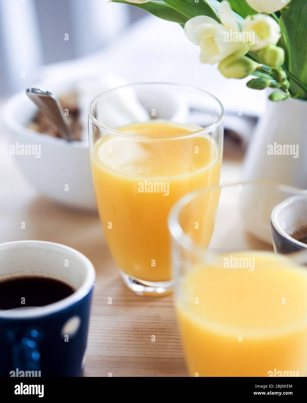Succo d'arancia come parte di una leggera e sana colazione - Foto Stock