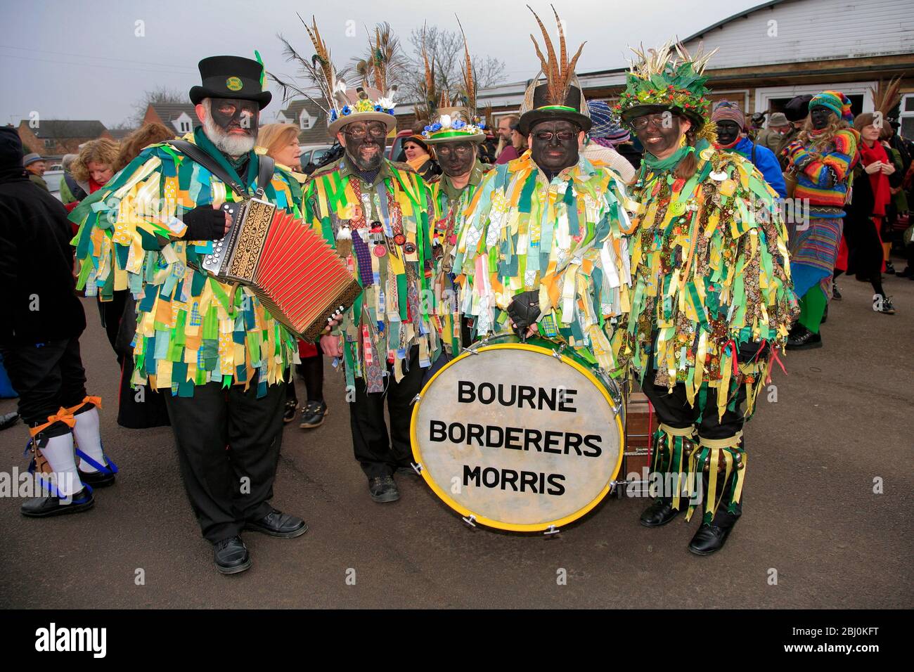 I ballerini di Bourne Borderers Morris, il Festival degli orsi di Whittlesey Straw, la città di Whittlesey, Cambridgeshire; Inghilterra, Regno Unito Foto Stock