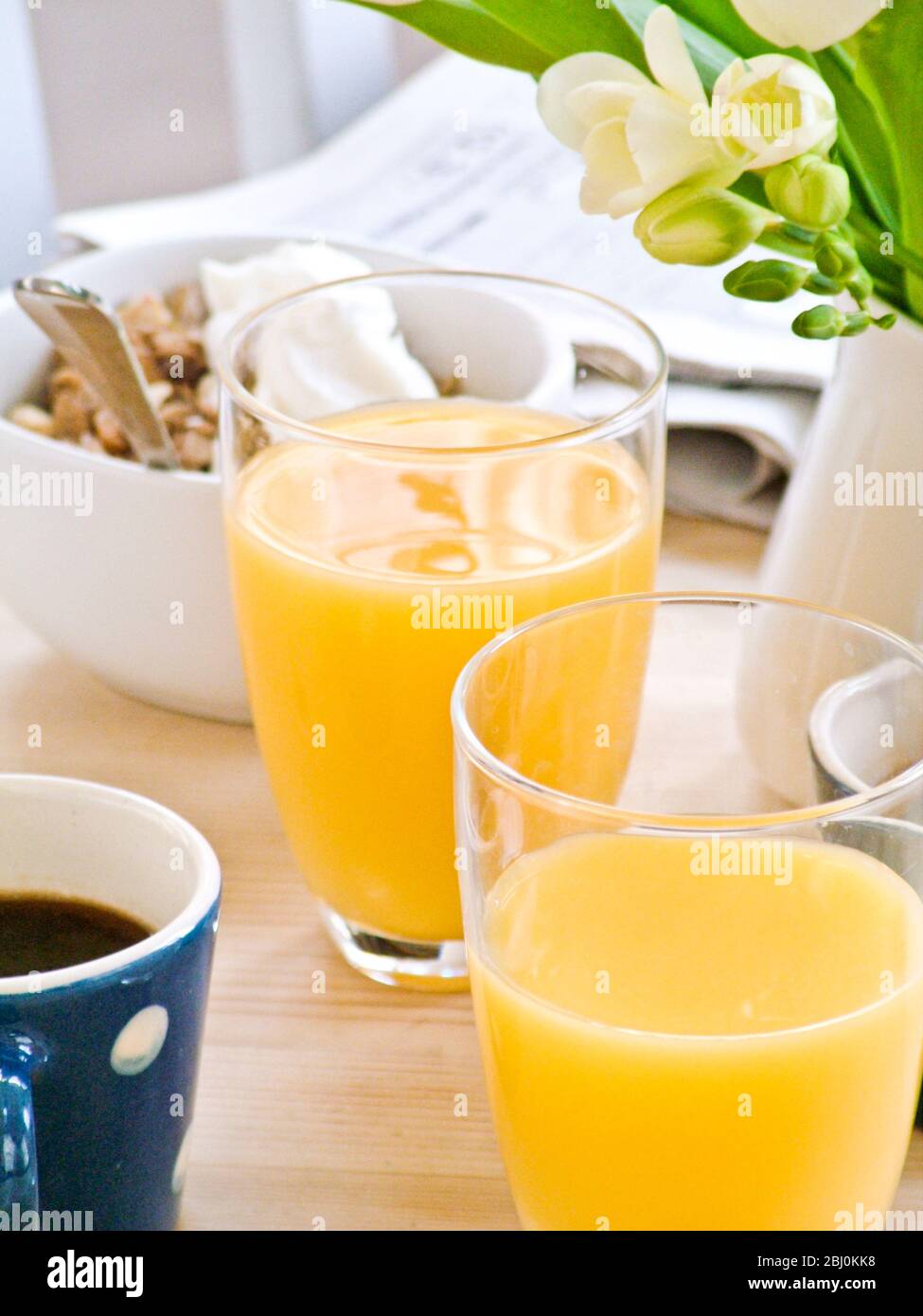 Succo d'arancia come parte di una leggera e sana colazione - Foto Stock