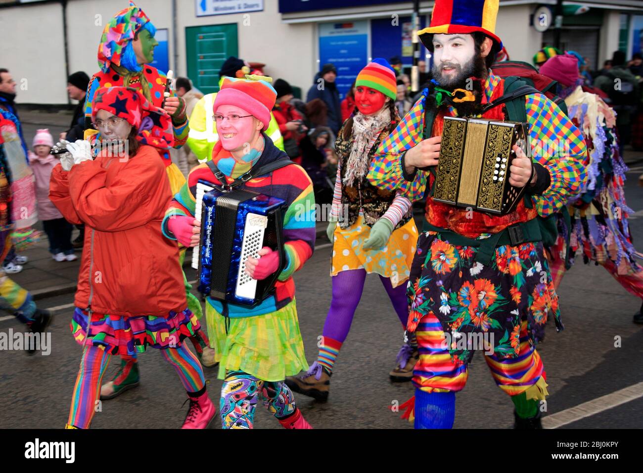I ballerini di Gog Magog Molly, il Festival dell'orso di Whittlesey Straw, la città di Whittlesey, Cambridgeshire; Inghilterra, Regno Unito Foto Stock
