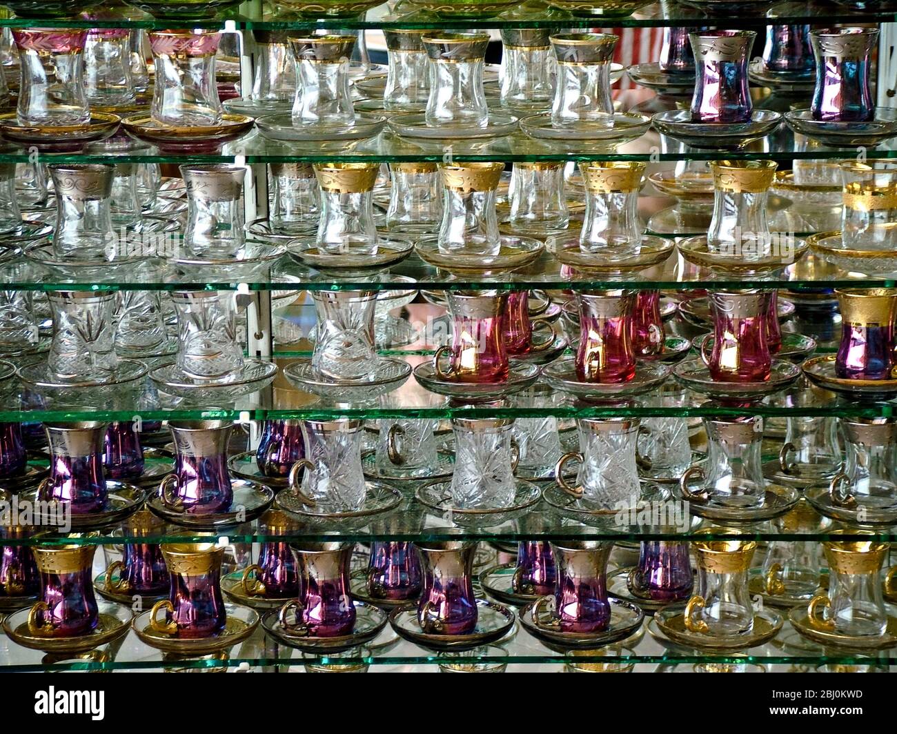 File di bicchieri da tè impilati su scaffali di vetro in negozio sul lungomare di Dalyan, Turchia meridionale - Foto Stock