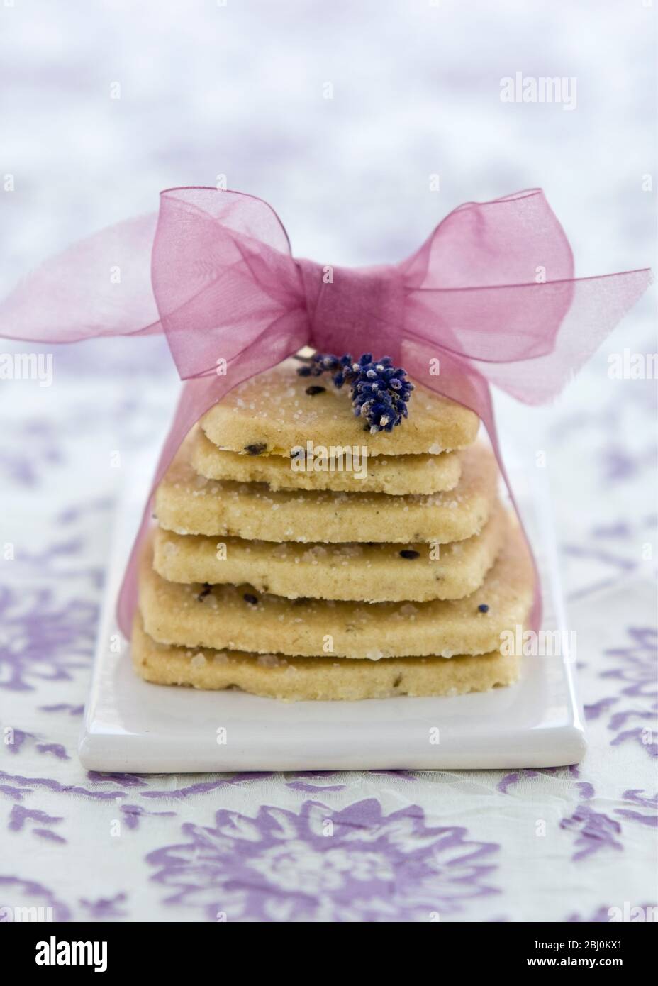 Biscotti dolci con fiori di lavanda - Foto Stock