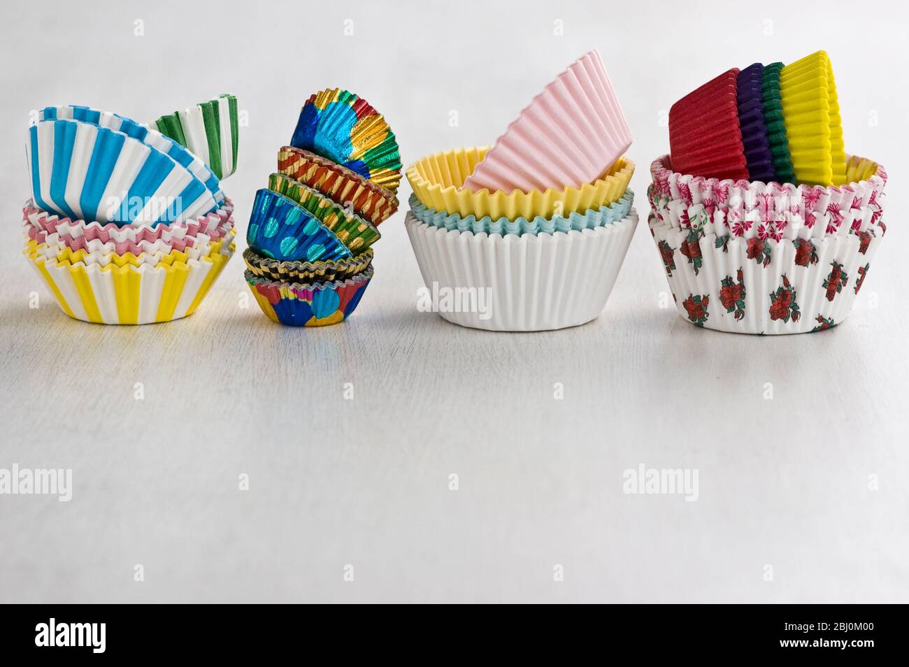 Pile di carta decorativa e foil cake e muffin - Foto Stock