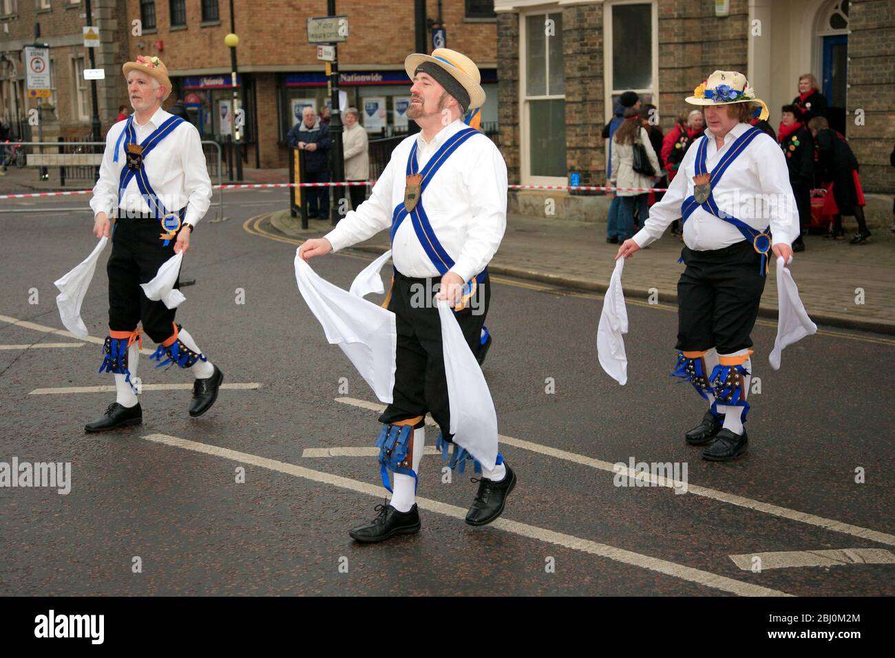 I ballerini di Peterborough Morris, il Festival dell'orso di Whittlesey Straw, la città di Whittlesey, Cambridgeshire; Inghilterra, Regno Unito Foto Stock