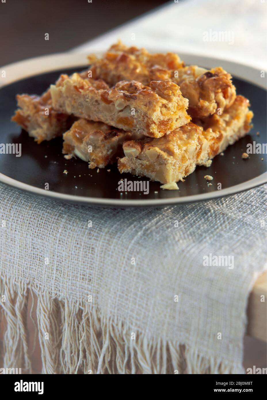 Biscotti fapjack fatti in casa barrette disposte su piatto marrone - Foto Stock