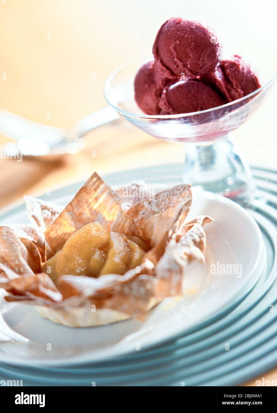 Pere in camicia in una valigetta per pasticceria filo con gelato di blackberry fatto in casa - Foto Stock