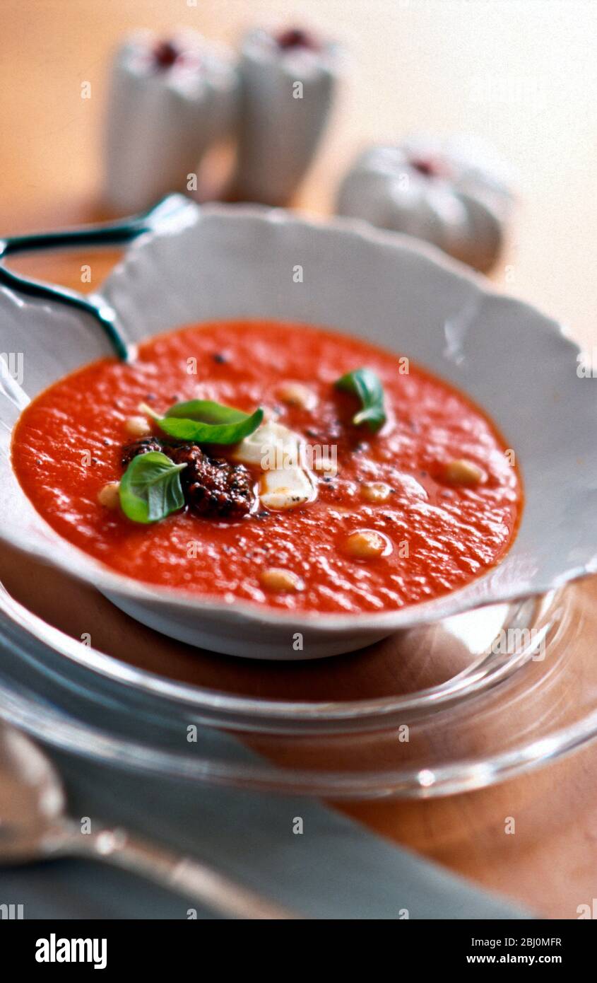 Zuppa di ppper rosso piccante con ceci e basilico - Foto Stock