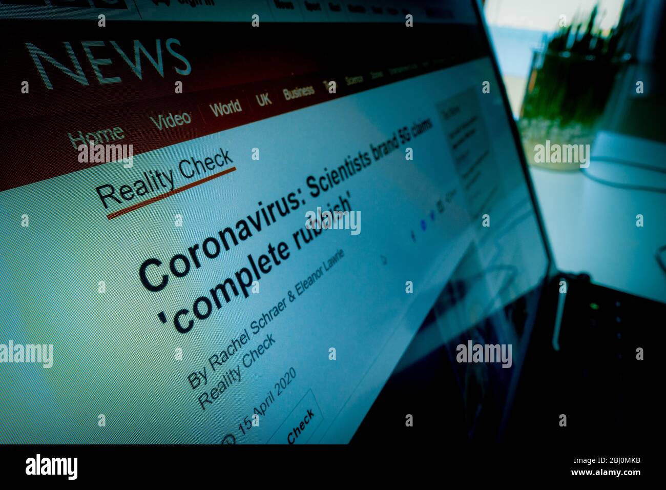 23 aprile 2017, Berlino Germania. Ricerca 'Coronavirus notizie false 5g teorie cospirazione ' su Google web page su schermo laptop Foto Stock