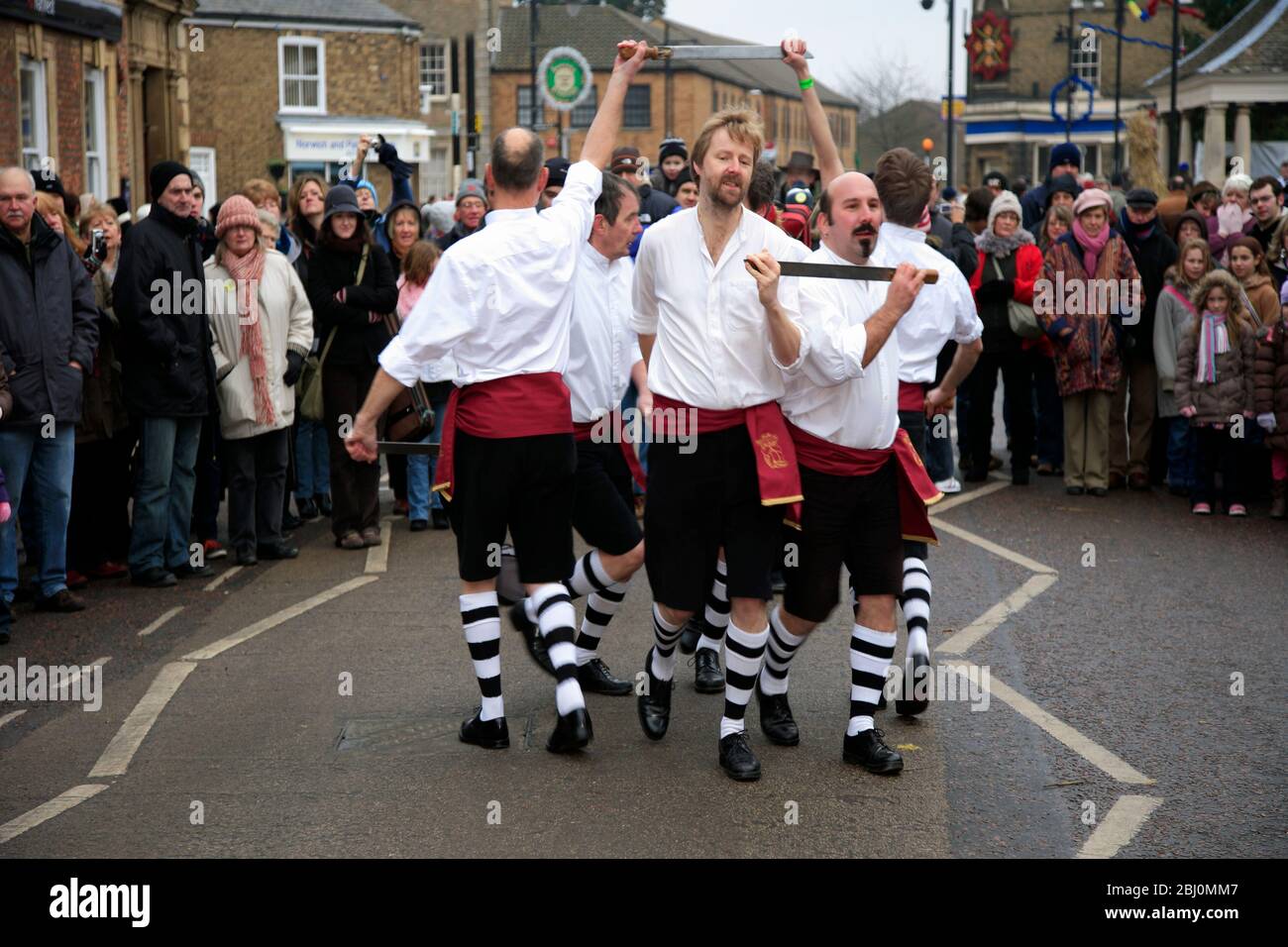 The Stone Monkey Rappers Sword ballerers, Whittlesey Straw Bear Festival, Whittlesey Town, Cambridgeshire; Inghilterra, Regno Unito Foto Stock