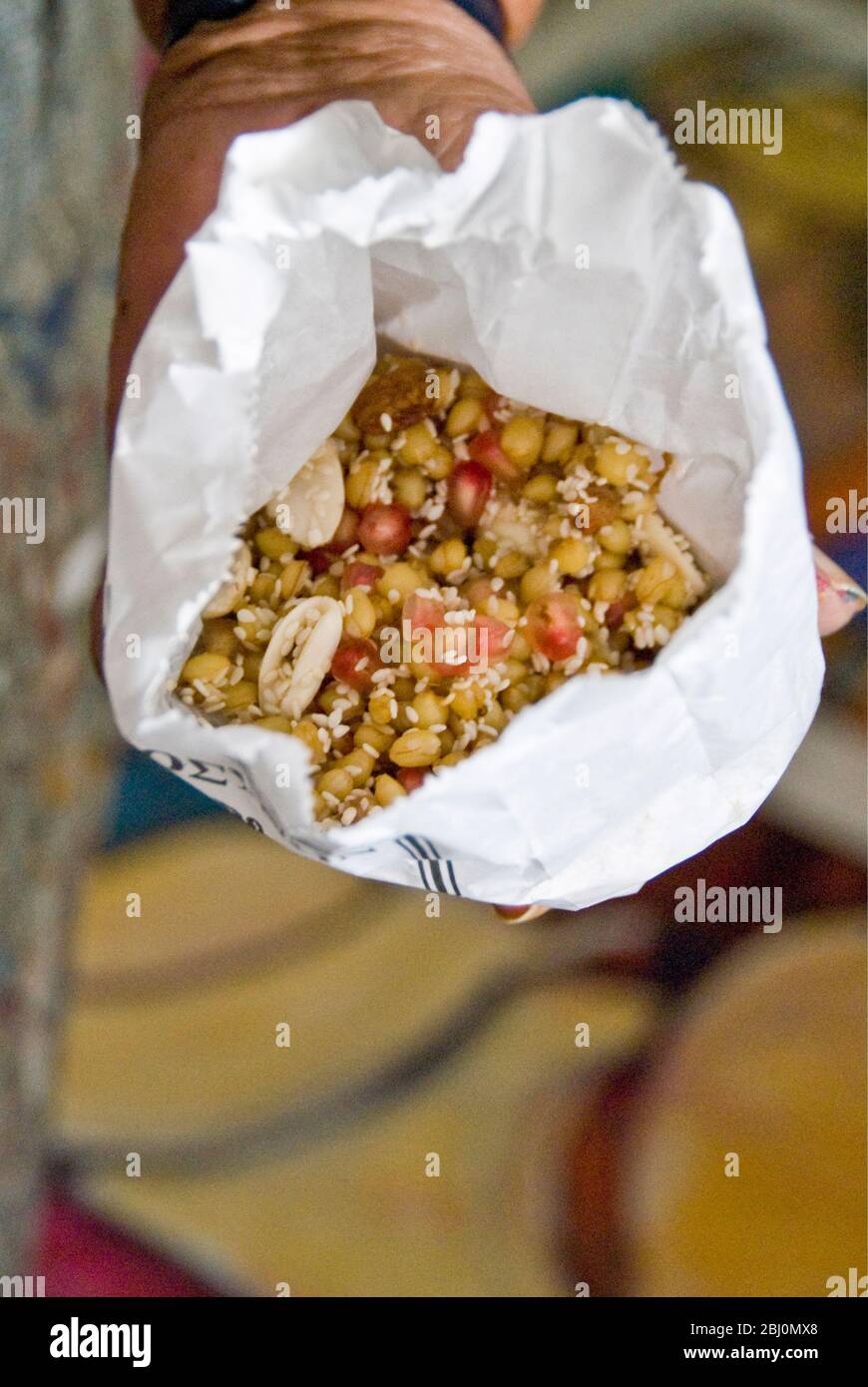 Il cibo rituale chiamato kollyva, costituito da grano bollito, semi di melograno, mandorle, sesamo e uvetta, che è portato in chiesa per funerali, io Foto Stock