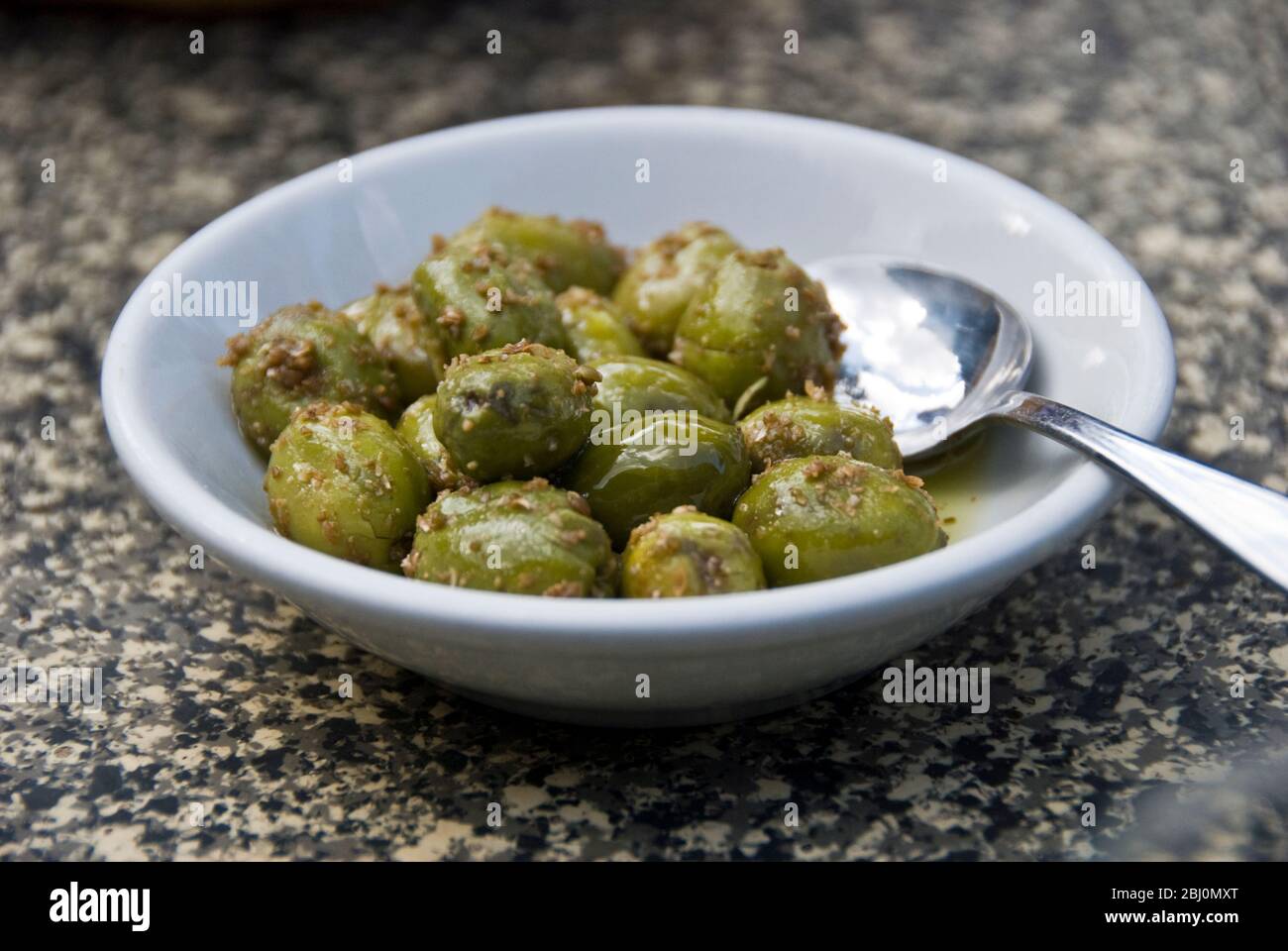 Piccolo piatto di olive servito alla crostata di meze pasto nel villaggio greco-cipriota nel sud di Cipro - Foto Stock