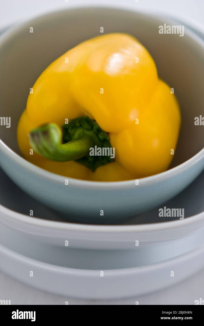 Pepe giallo brillante e dolce in ciotola impilata - Foto Stock