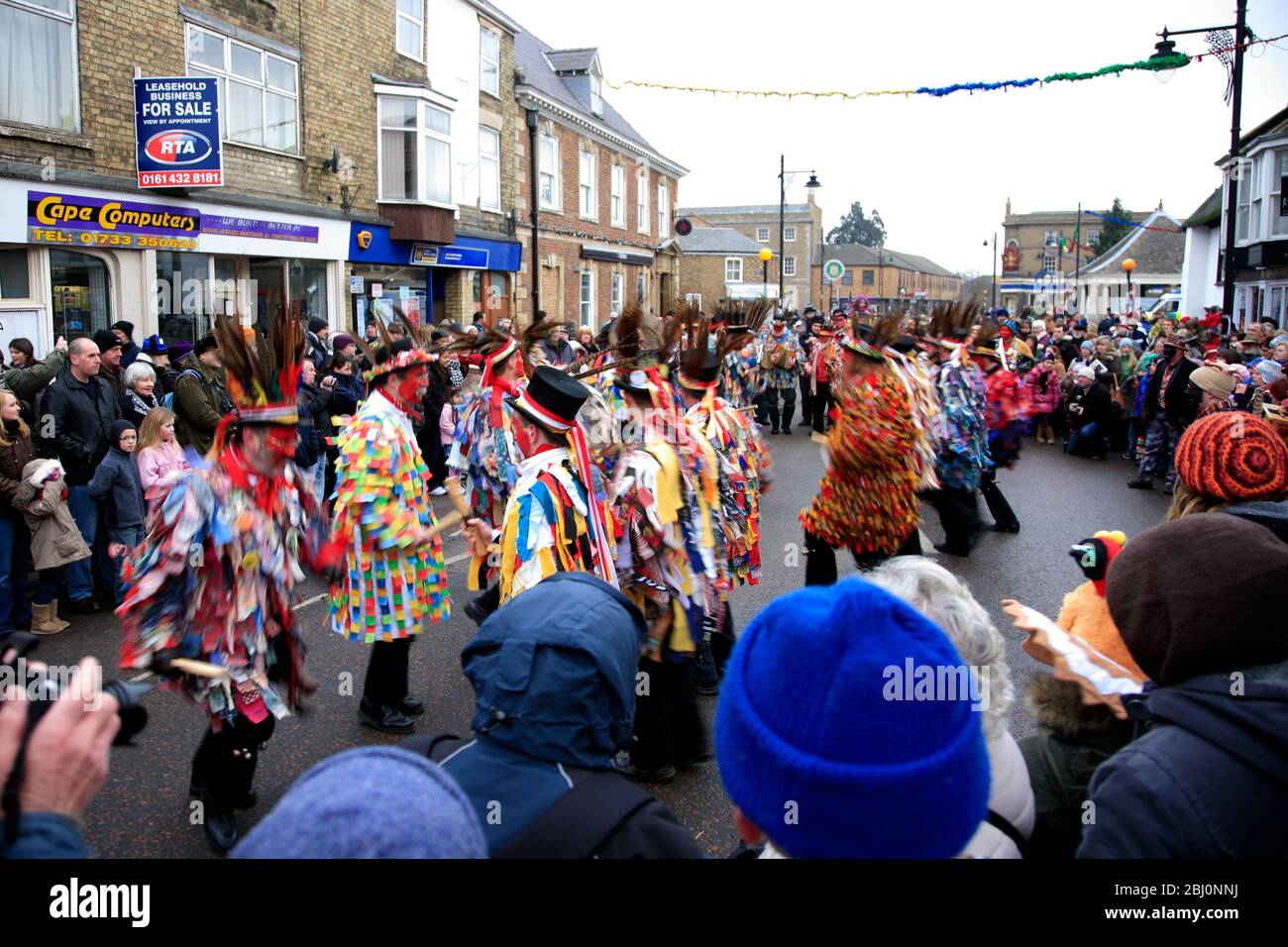 I ballerini di Red Leicester Morris, il Festival dell'orso di Whittlesey Straw, la città di Whittlesey, Cambridgeshire; Inghilterra, Regno Unito Foto Stock