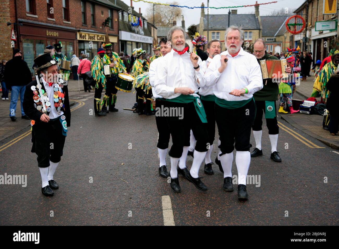 I ballerini di Stevenage Sword, il Festival dell'orso di Whittlesey Straw, la città di Whittlesey, Cambridgeshire; Inghilterra, Regno Unito Foto Stock