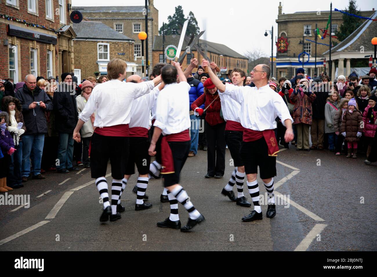 The Stone Monkey Rappers Sword ballerers, Whittlesey Straw Bear Festival, Whittlesey Town, Cambridgeshire; Inghilterra, Regno Unito Foto Stock