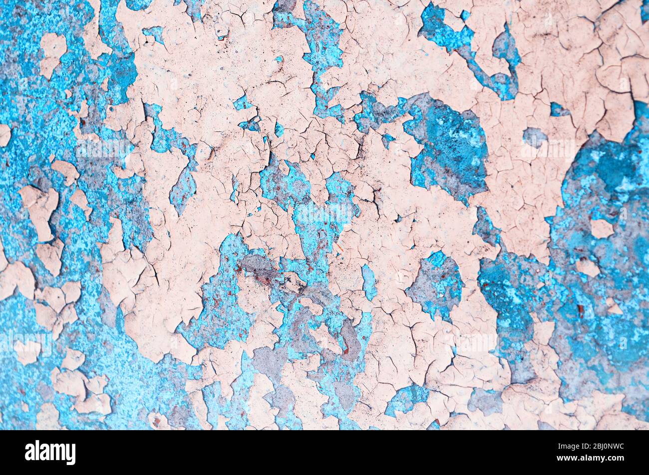 Texture calcestruzzo fondo industriale - vernice rosa e turchese peeling sulla vecchia superficie di cemento grezzo, peeling vernice texture Foto Stock