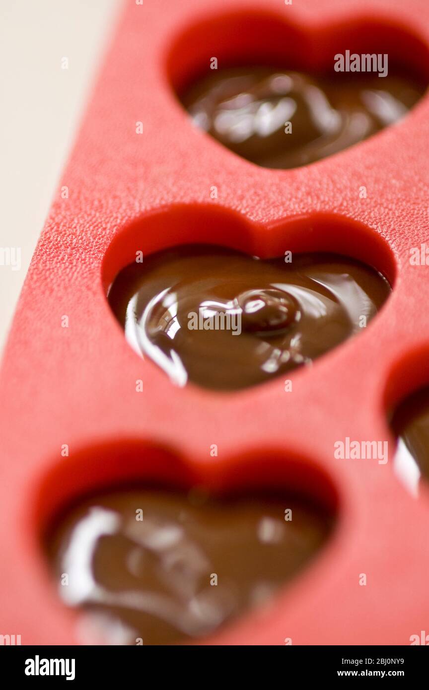 Fare il cuore a forma di cioccolato per San Valentino in rosso a forma di cuore stampo - Foto Stock