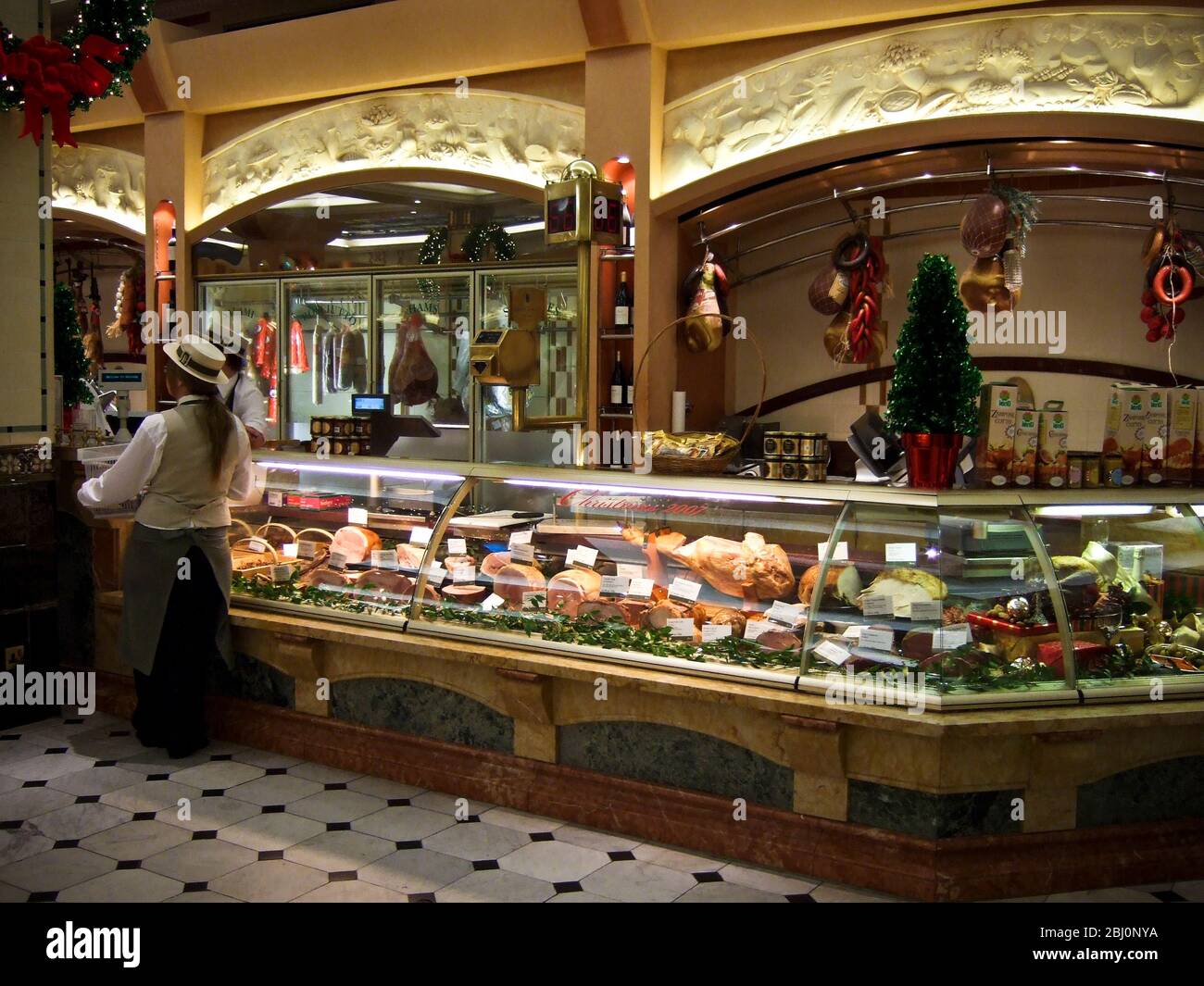 La sezione di carne e prosciutto cotta della sala alimentare Harrods poco prima di Natale - Foto Stock
