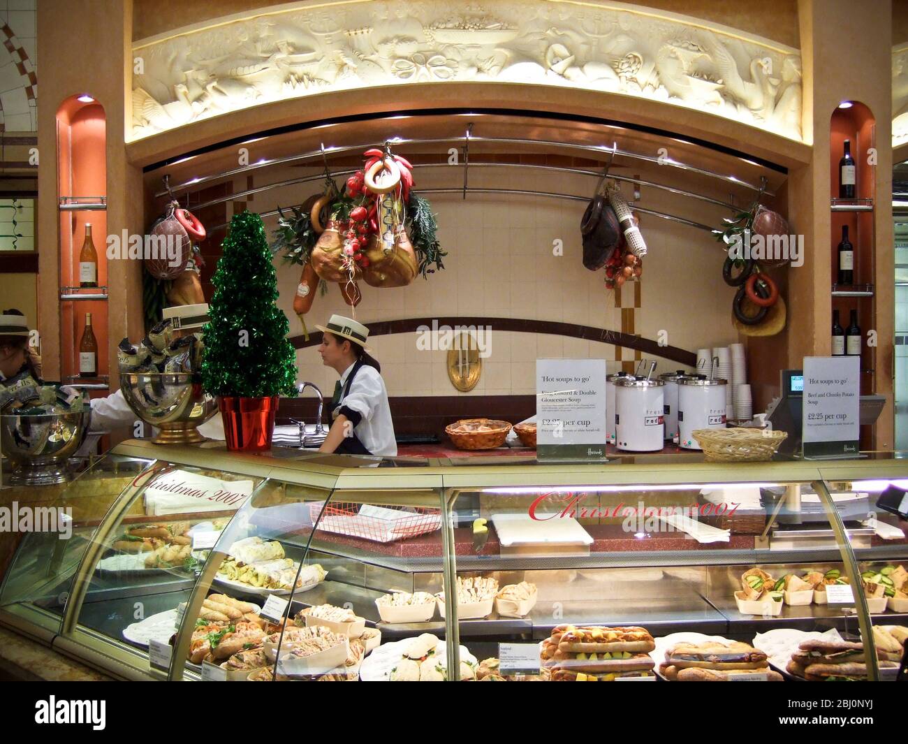 Zuppe e panini caldi nella sala ristorazione Harrods, appena prima di Natale - Foto Stock