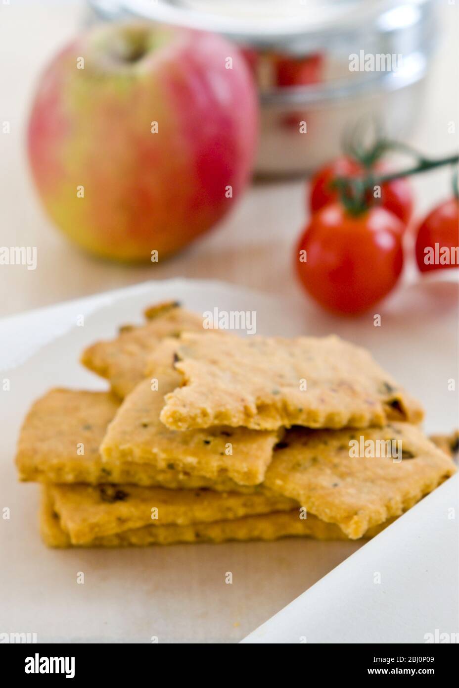 Formaggi salati e biscotti alle erbe utili come spuntino a pranzo - Foto Stock