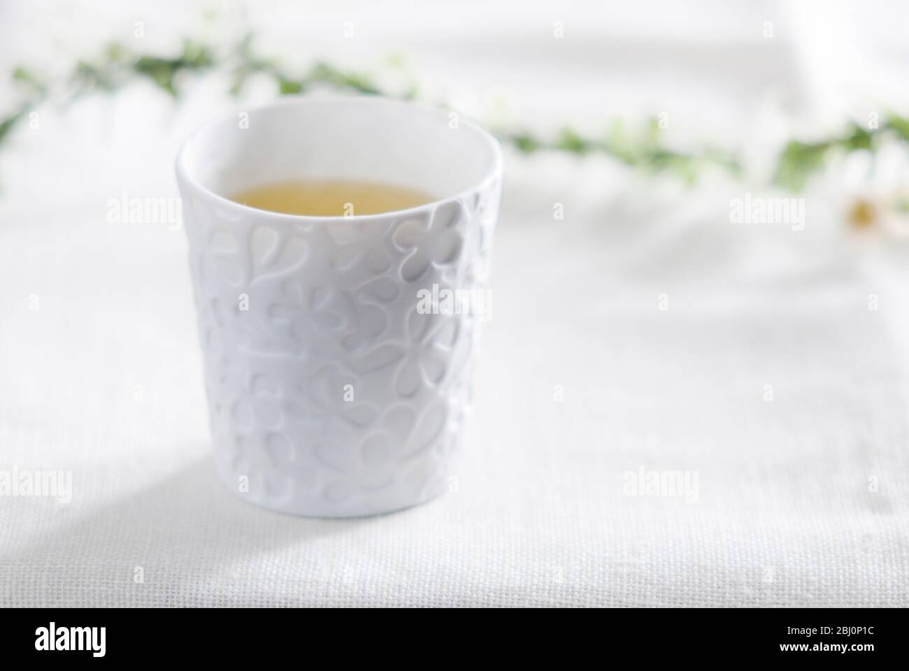 Piccola tazza di porcellana di tè alle erbe di camomilla - Foto Stock