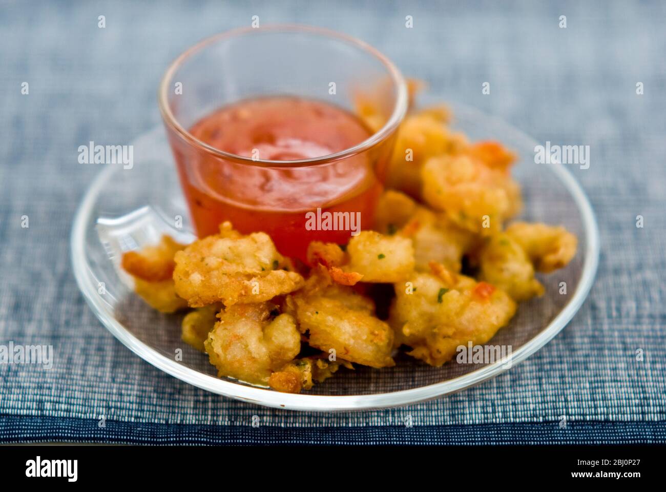 Piccolo piatto di gamberi thailandesi fritti con salsa dolce - Foto Stock