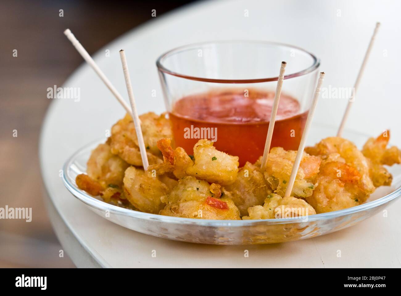 Piccolo piatto di gamberi thailandesi fritti con salsa dolce - Foto Stock