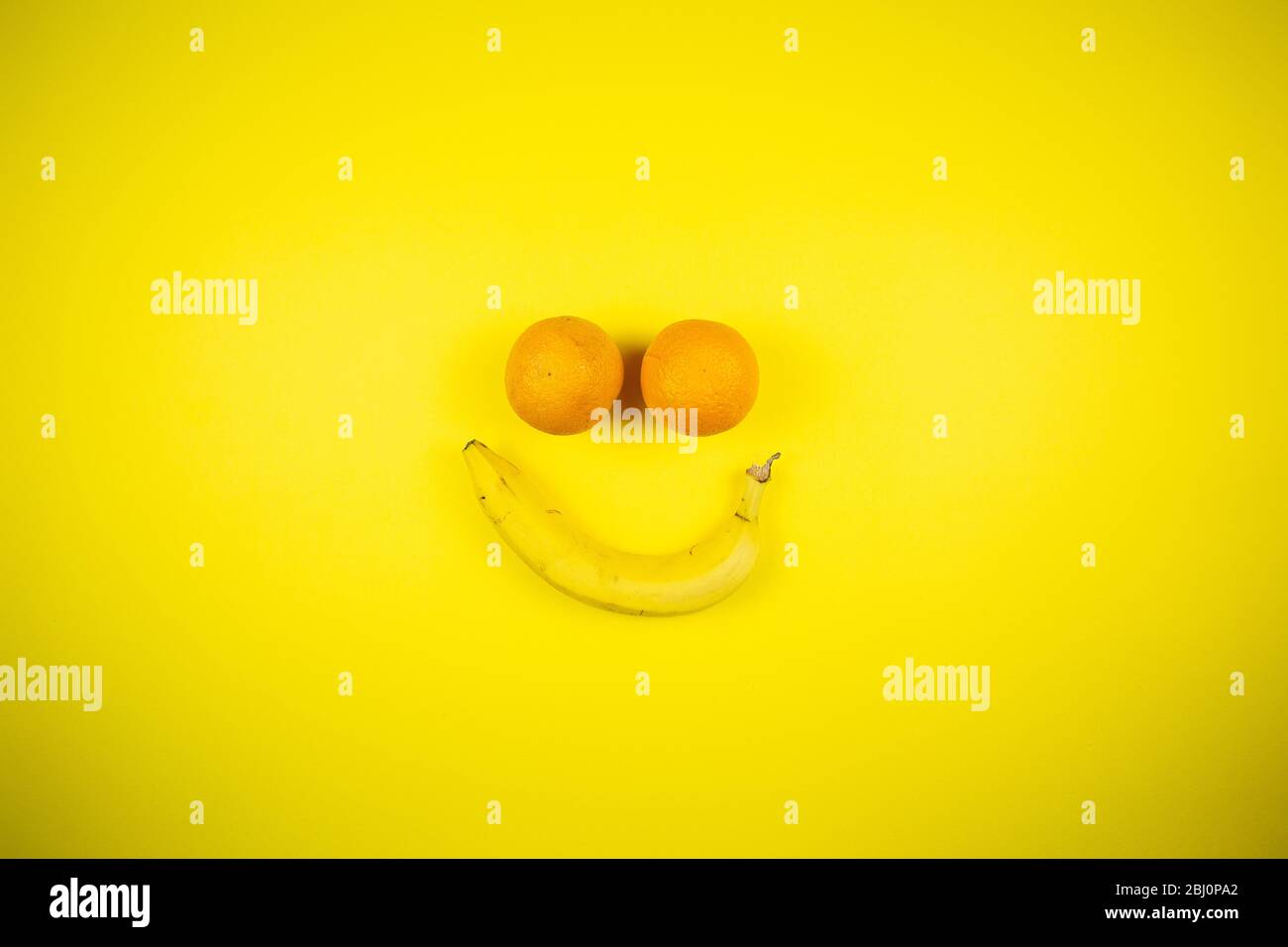 banana e arance sotto forma di sorriso Foto Stock