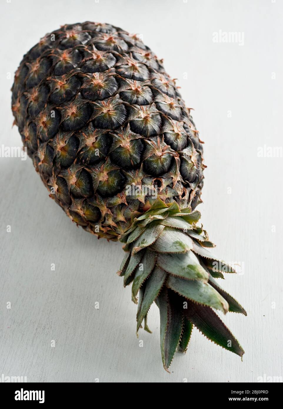 Ananas fresco biologico su superficie bianca - Foto Stock