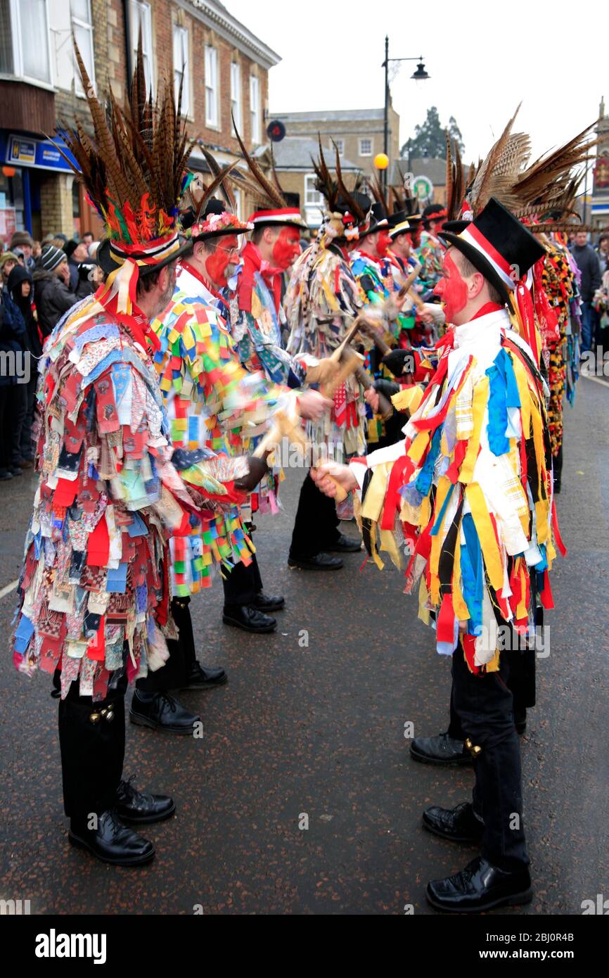 I ballerini di Red Leicester Morris, il Festival dell'orso di Whittlesey Straw, la città di Whittlesey, Cambridgeshire; Inghilterra, Regno Unito Foto Stock