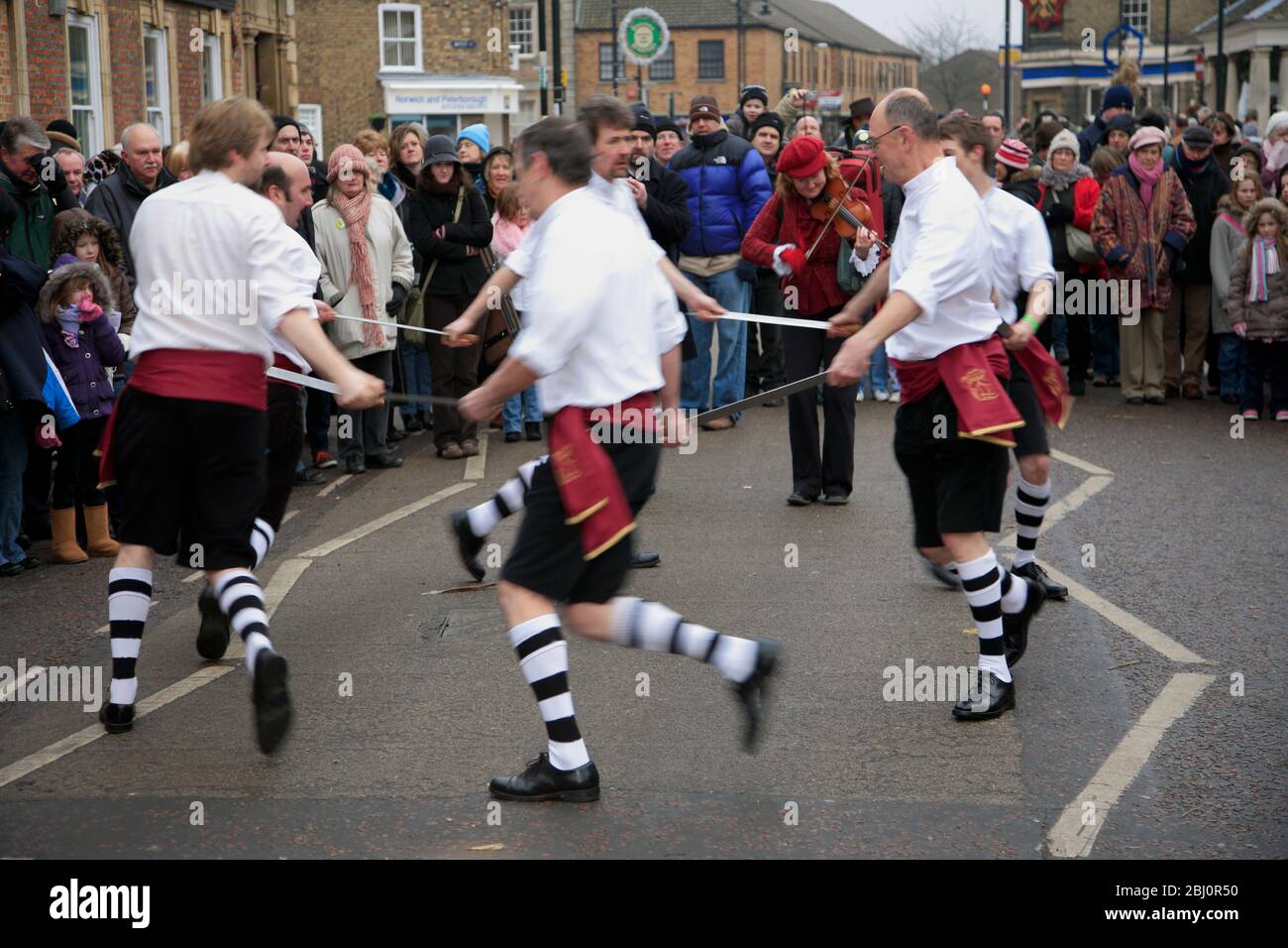 The Stone Monkey Rappers Sword ballerers, Whittlesey Straw Bear Festival, Whittlesey Town, Cambridgeshire; Inghilterra, Regno Unito Foto Stock