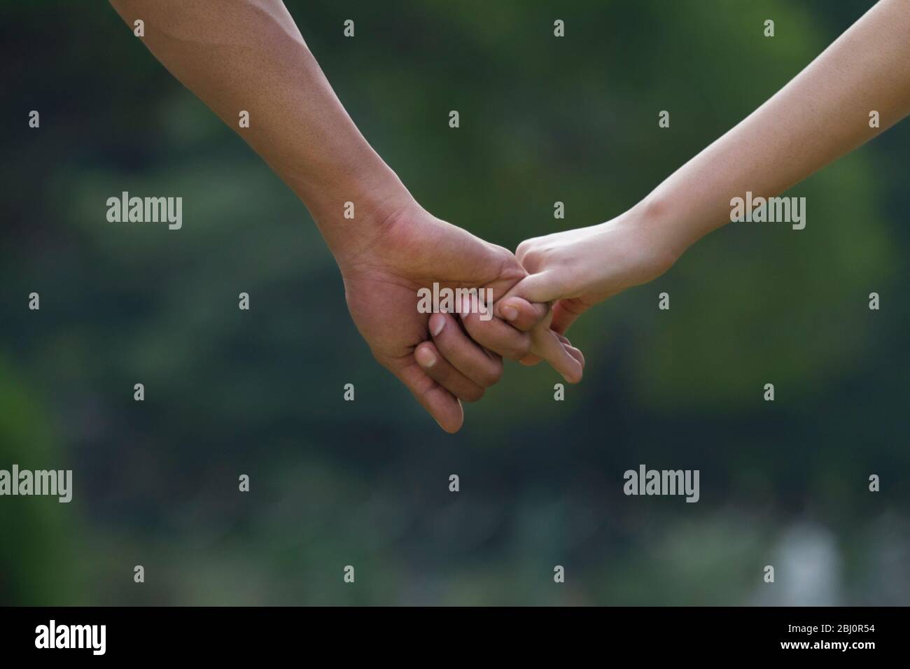 Close-up del giovane Holding Hands Foto Stock