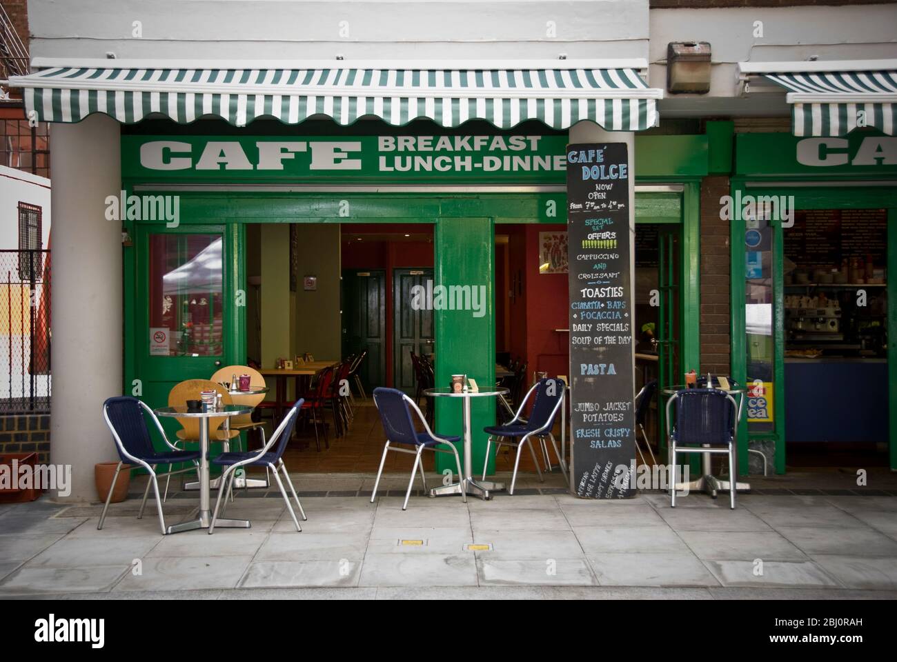 Cafe in Whitecross Street Market, Londra EC1 - Foto Stock