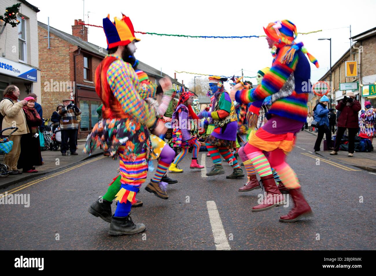 I ballerini di Gog Magog Molly, il Festival dell'orso di Whittlesey Straw, la città di Whittlesey, Cambridgeshire; Inghilterra, Regno Unito Foto Stock