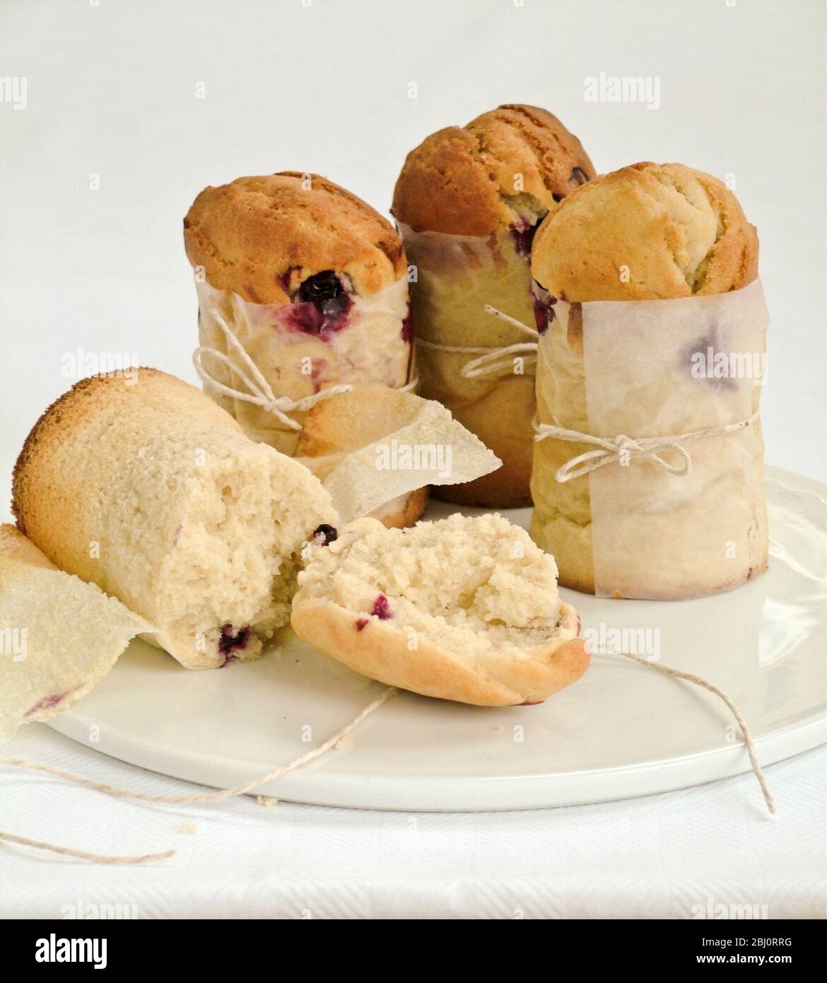 Muffin al mirtillo in talll di carta legatata con stringa - Foto Stock